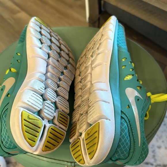Nike running shoes, aqua blue, yellow, white size 9.5 - Picture 8 of 10